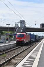 193 350 kommt mit einem Pe.Tra Klv durch Heddesheim/Hirschberg  gen Weinheim gefahren am Mittag des 10.8.2021