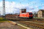 DB Cargo Bombardier Traxx 185 240-9 mit leeren Autotransportzug in Darmstadt Kranichstein am 24.02.24