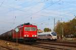 Ein ICE T (415/Tz 1175/Coburg) und eine BR 155 056-5 (als Güterzug) ziehen am 20.10.2018 in Biblis an einander vorbei.