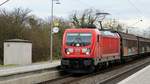 187 185 durchfährt mit einem Güterzug den Haltepunkt Bobstadt. Aufgenommen am 12. Januar 2020.