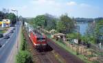 143 332 vor RB am Rhein bei Mainz-Weisenau, im Hintergrund die Rheinbrücke Mainz-Süd (1.5.1997)