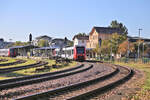 VT 622543 verl��t hier am 23.9.2026 um 09.49 Uhr den Bahnhof Gr�nstadt in Richtung Mertesheim.