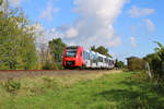 DB 622 041 fährt am alten Schrankenwärterposten zwischen Deidelsheim und Mußbach vorbei mit Fahrziel Neustadt(Weinstr)Hbf.