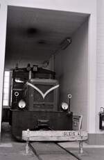 Rhein-Haardt-Bahn, Lokschuppen Bad Dürkheim Ost: Diesellok RHB 01 (Fabriknummer 4826, Gmeinder 1953/1954), ursprünglich OEG 03, eine Lok mit 130 PS.
Datum: 25.08.1985 