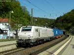 23.04.2011: Die Prima E 37 528 der CB-Rail fährt mit einem Containerzug in Frankenstein (Pfalz) durch.