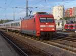 101 071-9 mit dem IC 2052 Stuttgart - Saarbrcken am 24.08.2011 in Kaiserslautern hbf