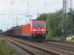 185 401-4 zieht einen Schiebewandwagenzug am 16.09.2011 durch Landstuhl in Richtung Kaiserslautern  