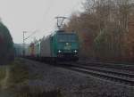 185-CL 006 von RailL4Chem und E37 527 (kalt) ziehen am 25.11.2011 einen Containerzug bei Kaiserslautern in richtung Hochspeyer