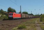 186 324-0 ist mit einem gemischten Gterzug am 07.09.2012 in Kennelgarten