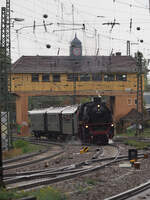 Dampflokomotive 41 018 (Dampflok-Gesellschaft München e.V.) fährt mit einem Dampfzug in den Bahnhof Neusstadt/W., im Hintergrund das bekannte Reiterstellwerk.

(Zwischen all den Masten im Bahnhofsvorfeld war kaum ein guter Bildschnitt möglich.)
Anlass meiner Reise war das 175-jährige Jubiläum der Eisenbahn in der Südpfalz. 

Neusstadt/W., der 02.10.2022