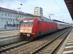 101 031-3 steht mit dem IC 2052 Suttgart - Saarbrcken am 15.06.2011 in Kaiserslautern Hbf