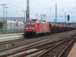 185 266-4 zieht einen langen Schotterzug am 17.06.2011 durch Kaiserslautern Hbf