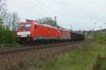 186 339-8 mit 186 324-8 im schlepp ist mit einem gemischten Gterzug am 30.04.2012 bei Kaiserslautern Pfaffwerk