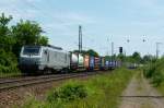 E 37 028 ist mit einem Containerzug am 26.05.2012 in Kennelgarten