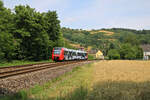 DB 622 039 fährt als RB65 von Kaiserslautern Hbf nach Bingen(Rhein)Hbf, hier bei der Durchfahrt durch den Ort Schweisweiler. (26.06.2023)