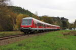 DB 218 813-4 schiebt am 06.11.2022 den Sonderzug anlässlich des Martinimarktes in Dahn aus dem Ort Dahn hinaus.