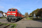 DB 218 813-4 steht mit ihrem Sonderzug anlässlich des Martinimarktes in Dahn am Haltepunkt Bruchweiler zur Fahrt nach Bundenthal-Rumbach.