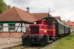 Köf 11 114 verlässt mit ihrem Zug den Bahnhof Busenberg-Schindhard (18.10.2025)