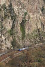 Eingeklemmt zwischen der Nahe und den Felswänden des Rotenfels fährt ein unbekannter Vlexx-622 am 28.02.2024 als RB 33 von Bad Münster am Stein nach Idar-Oberstein