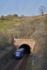 Auf dem Fussweg zum Panoramablick auf die Felswände des Rotenfels kommt man an diesem Fotopunkt vorbei: Am 28.02.2024 verlässt der 620 404 von Vlexx den Großen Norheimer Tunnel