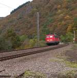 Am 25.10.2013 war eine ganz alte Lady unterwegs - Am 17.08.1957 wurde E 40 003 in Dienst gestellt, gebaut bei Krauss-Maffei mit der Werknummer 18255.
Mit dem Logo der EBM (Eisenbahnbetriebsgesellschaft Mittelrhein) war sie Lz auf der Saartalstrecke unterwegs.
Sie kam aus Richtung Trier und hat gerade beim Vogelfelsen bei Saarhlzbach die Landesgrenze Rheinland-Pfalz / Saarland berfahren.
Irgendwie war ich heute rein phototechnisch nicht immer bei der Sache, sodass der etwas ungewohnte Schnitt heraus kam.
Bahnstrecke 3230 Saarbrcken - Karthaus