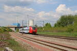DB 1440 009 fährt am 07.05.2022 als RB71 von Trier Hbf nach Homburg(Saar)Hbf über die Saarstrecke und erreicht gerade vor der Kulisse des Kraftwerks Ensdorf den Bahnhof Bous(Saar).