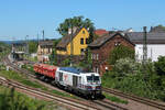 Am 1. Mai machen sich viele Leute auf, um mit Familie und Freunden (und auch Alkohol) eine Bollerwagentour zu unternehmen. Am 1. Mai 2026 unternahm die 248 077 von BM Bahndienste ihre eigene Bollerwagentour allerdings mit zwei Fans 128 statt einem Bollerwagen. Hier ist die Fuhre bei der Durchfahrt in Bous zu sehen.