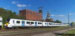 Für einen Kontinentaleuropäer ist dieser Anblick etwas gewöhnungsbedürftig. Der Class 700 (700 107) Triebzug ist natürlich nicht mit eigener Kraft unterwegs. Von Siemens in Krefeld bis auf die britische Insel brauchen die Fahrzeuge Unterstützung. 139 558 von Railadventure hat die Garnituren bis hier nach Luisenthal Saar geschleppt. Hier gibt es noch zwei lange Gütergleise, sodass der Zug von gut 700 Metern auf das Gleis gepasst hat. Eine Lok von Akiem, der SNCF oder ECR wird die Fracht gleich über Forbach durch Frankreich befördern! 28.09.2015