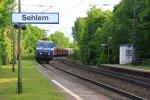 145 086-5 von NIAG kommt durch Sehlem mit einem langen Kohlenleerzug aus Neunkirchen(an der Saar) nach Moers(Gbf) und fhrt in Richtung Koblenz bei schnem Sommerwetter am 8.6.2013.