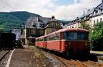 Dieser Uerdinger Schienenbuszug wartete am 23.08.1985 vor dem (früheren) Bahnhof Traben-Trarbach auf seine Weiterfahrt nach Bullay.