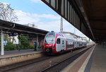 CFL KISS 2303 wartet in Trier Hbf. auf das Abfahrsignal. Der RE Koblenz - Luxemburg muss nach der Trennung mit dem SÜWEX zuerst warten bis der Block wieder frei ist. Bahnstrecke 3010 Koblenz - Perl Grenze am 14.05.2016