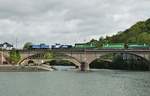 Mit einem Containerzug von Trier nach Luxemburg überqueren CFL 1522 und 1587 am 28.04.2018 die Sauerbrücke bei Wasserbillig und passieren damit auch die deutsch-luxemburgische Grenze