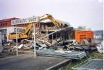 Die Letzten Tage des Bahnhof Blieskastel. Dienstag den 22.3.05 die Abrissarbeiten sind in vollem Gange. Gerade wird die Decke des FDL und Fahrkartenausgaberaum  abgeknabbert .