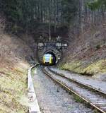 TUNNEL MARIENTHAL/WESTERWALD-STRECKE RB 90(SIEGEN-WESTERBURG)MIT LINT
LINT VT 202 auf der Strecke SIEGEN-WESTERBURG mit dem 1886 erbauten und
1050 Meter langen TUNNEL MARIENTHAL- die Haltestelle des Klosterdorfes
MARIENTHAL liegt unmittelbar davor,hier am 14.3.2018...
Musste etliche Versuche unternehmen,um die zu starke Spiegelung der Lint-Front zu
vermeiden,aber die faszinierende Front dieses Tunnelbauwerks aus der
Kaiserzeit nicht im Dunkel verschwinden zu lassen...
Ist schon ein faszinierender Ort mitten im Wald,wo sich Fuchs und Hase
 Gute Nacht  sagen...;-)