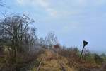 Nach 18Jahren wird die Westerwaldquerbahn aus dem Dornröschenschlaf geholt. Man plant eine Draisinenstrecke von Rennerod bis Westerburg. Man hat bereits einige Bahnübergänge erneuert. Bisland ist erst der Abschnitt Rennerod - Fehl-Ritzhausen freigegeben und befahrbar. Bis auch hier Draisinen rollen wird es wohl noch etwas dauern. Blick in Richtung Höhn. 

Höhn 17.12.2016