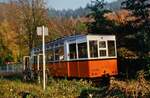 Herbst 1984. Wie so viele wertvolle Straßenbahnwagen landete auch der frühere Beiwagen 30 (MF Esslingen 1929 Serie B2) am Bahnhof Schönau (frühere DB-Nebenbahn Neckarsteinach-Schönau). Er war ursprünglich im Lokschuppen Nellingen der Überlandstraßenbahn Esslingen-Nellingen-Denkendorf zu bestaunen. 1984 war der Wagen schon restauriert, das brachte ihm aber nichts, da er nun im Freien schutzlos der Witterung ausgesetzt war. Laut Wikipedia wurde Beiwagen 30 zum Generatorwagen 2230 umgebaut und 1995 verschrottet. 