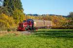 
Die V 26.3 (Lok 3) der Westerwaldbahn (WEBA) eine Jung R 30 B, bringt am 27.10.2015 ihrem kurzen Güterzug von Weitefeld, via Bindweide, nach Scheuerfeld/Sieg, hier beim Ortausgang Elkenroth. 

Die Jung Lok vom Typ R 30 B wurden bei der Firma Jung in Kirchen/Sieg 1957 unter der Fabriknummer 12748 gebaut und als V 26.3 an die WEBA geliefert. Sie hat die NVR-Nummer 98 80 3944 005-8 D-WEBA.

Die WEBA hatte 4 dieser Jung R 30 B Loks, diese zwei Loks sind heute noch als Reserveloks erhalten geblieben. Die anderen zwei dienen als Ersatzteilspender.