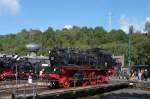 Ob die Lok 146 der BLE wohl mal wieder selber fahren kann, wenn das Loch im Kessel gestopft ist? Auf die Drehscheibe im Eisenbahnmuseum Bochum Dahlhausen schleppte sie noch die Hespertaler V9 am 18.9.2010.