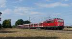 Die RB38855 (Mannheim - Karlsruhe), welche auch im Jahr 2018 noch mit n-Wagen verkehrt, ist hier zwischen den Stationen Blankenloch und Karlsruhe-Durlach bei Streckenkilometer 51,8 zu sehen. Aufgenommen am 31.7.2018 16:33