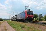 Mit einem Containerzug aus Italien fuhr am späten Mittag des 03.06.2020 die Re 482 021-3 zwischen Waghäusel und Neulußheim über die KBS 700 in Richtung Mannheim.