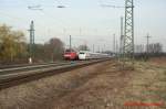 185 114 wird von ICE 401 008-8 in Niederschopfheim am 7.3.2008 berholt.