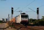 185 580-8 von Crossrail mit einem Containerzug bei Wiesental 24.8.09