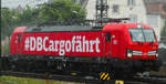 193 338  #DBCargofährt  bespannte am 17.06.2020 den EZ51943 (Mannheim Rbf - Basel Bad Rbf), hier beim Verlassen des Güterbahnhofs Offenburg im starken Regen (14:46 Uhr).