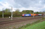 SBB Cargo 482-016-3 ist mit ihrem Containerzug auf den Gleisen für den Fernverkehr in Richtung Schweiz unterwegs.