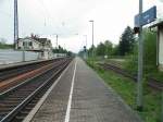 Ob sich dieses Bild verndern wird, wenn die Bau- und Modernisierungsarbeiten an der Rheintalbahn (Abschnitt Rastatt-Karlsruhe) beendet sind, wird sich zeigen. Hier der Bahnsteig und das verlassene Nebengleis im Bahnhof Muggensturm. 17. April 2009.