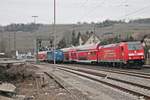 Ausfahrt am 20.02.2016 von der Freiburger 146 226-6  Baden Württemberg erfahren , an der EGP 140 678-4 vorbei, mit ihrer RB (Offenburg - Basel Bad Bf) aus dem Bahnhfo von Efringen-Kirchen in