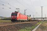 Am 04.04.2017 fuhr die ziemlich frisch lackierte 185 102-1 mit einem gemischten Güterzug (Chiasso - Mannheim Rbf) durch die Überholgleise von Müllheim (Baden) gen Norden.