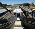 Weil am Rhein, neuer Zugang zu den Bahnsteigen, hier die Treppenanlage, dahinter befindet sich der Lift, Juli 2018