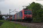 Am Abend des 13.05.2017 bespannte die Re 482 012-2  ChemOil  zusammen mit Re 482 026-2  Alpäzähmer  einen langen und schweren Containerzug, als sie zwischen Buggingen und Hügelheim