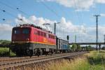 Mit einem unbeladenen Containerzug, in dem direkt an der Zugspitze noch ein einzelner E-Wagen mitlief, fuhr am 06.06.2017 die RCCDE 140 070-4 nördlich von Müllheim (Baden) durchs